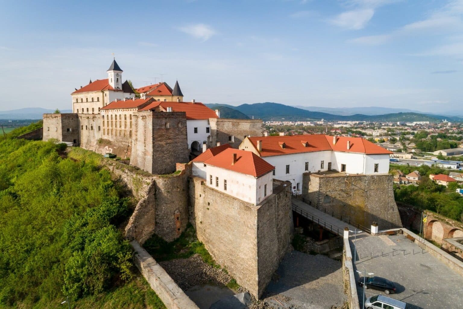 Замок Паланок на пагорбі в Мукачеві — фото 2